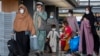 Familiile evacuate din Kabul, Afganistan, trec prin terminal după ce au ajuns pe Aeroportul Internațional Washington Dulles în septembrie 2021. (fotografie de arhivă)