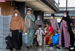 Familii evacuate din Kabul ajung la Washington, D.C. Septembrie 2021.