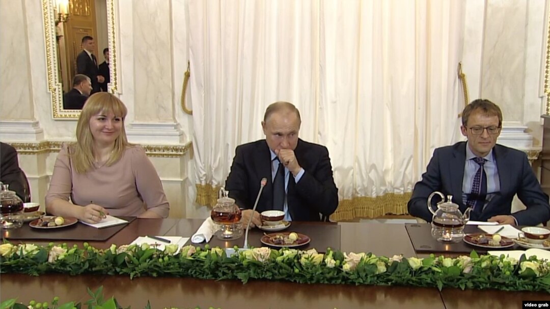 Володимир Путін під час чаювання із переможцями конкурсу управлінців, 12 лютого 2018 року