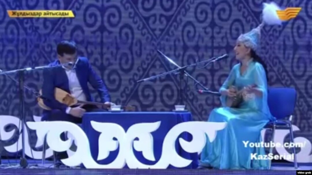Скриншот видео шоу-айтыса на телеканале "Хабар".