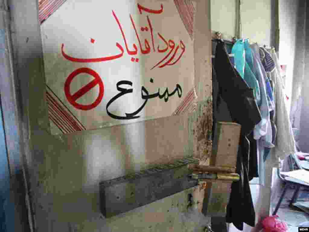 تئاتر پارس در قاب تصویر - نمایشخانه قدیمی پارس که از سالهای دور در خیابان لالهزار تهران فعالیت میکند، نهایتاً پس از یکسال تعلل در مورد مرمت آن، محکوم به تخلیه شد. (عکسها از خبرگزاری مهر/ تیرماه ۸۷)