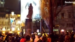 В Киеве снесли памятник Ленину