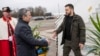 Міністр закордонних справ Швейцарії Ігнаціо Кассіс (у центрі) вітає президента України Володимира Зеленського після його прибуття в аеропорт Цюриха, 15 січня 2024 року