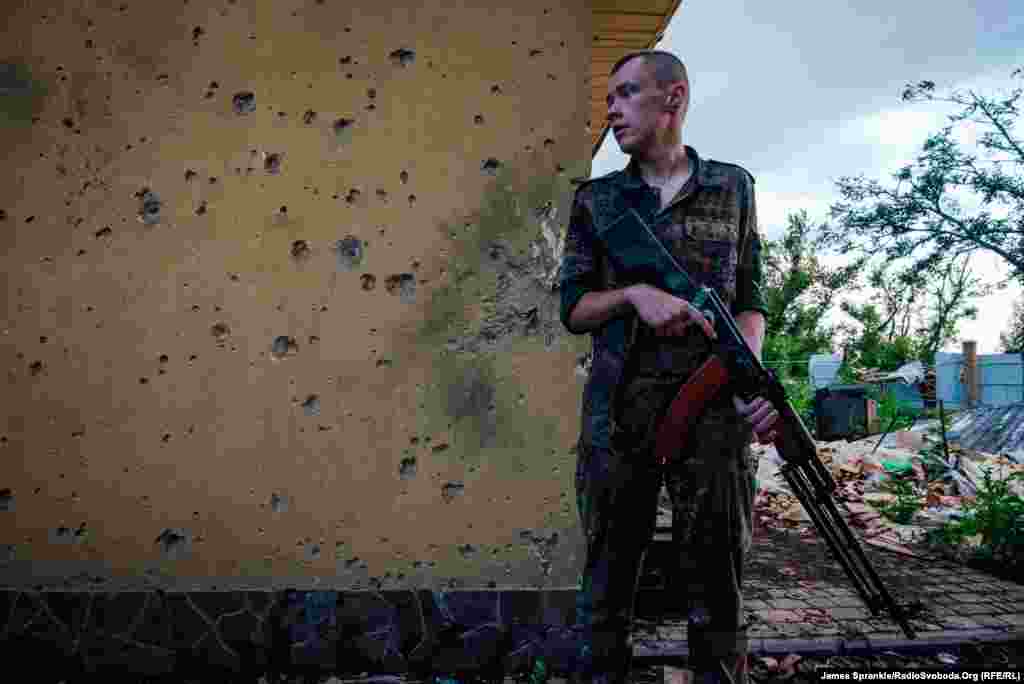 Молодий боєць 93-ї бригади у Пісках обережно рухається до окопів на передовій. Червень 2015 року ДИВИТИСЬ ФОТОГАЛЕРЕЮ: Смертельний пінг-понг із ворогом: робота в окопах українських бійців (фотогалерея)