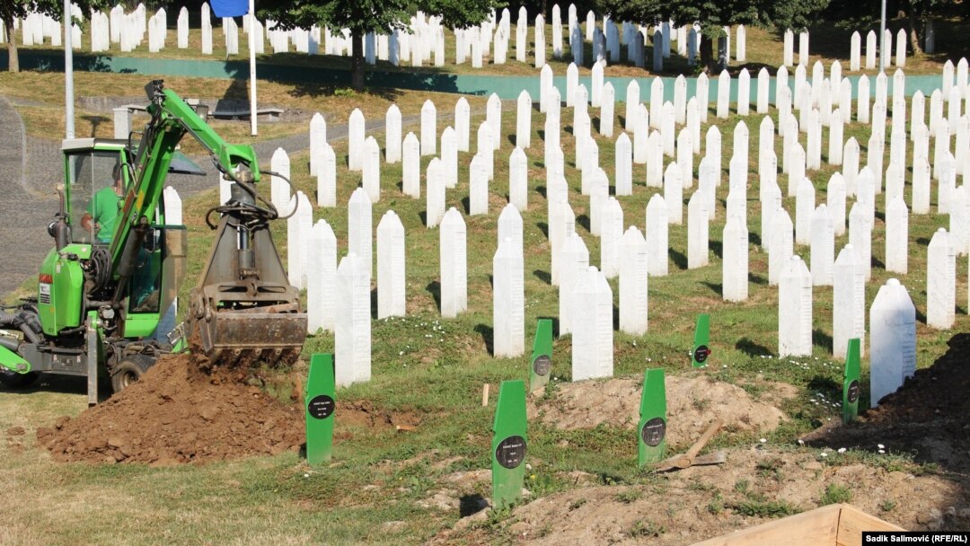 Kopanje 19 mezara za isto toliko žrtava genocida koji će ove godine biti ukopani u Memorijalnom centru Potočari u Srebrenici (Foto: Potočari 8. jul 2021)