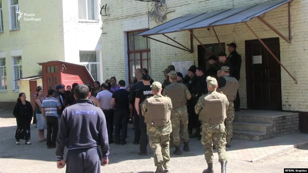 Силовики опитують жителів Вільшан про обставини загибелі лідера ромської громади селища Миколи Каспіцького, Харківщина, 16 травня 2017 року