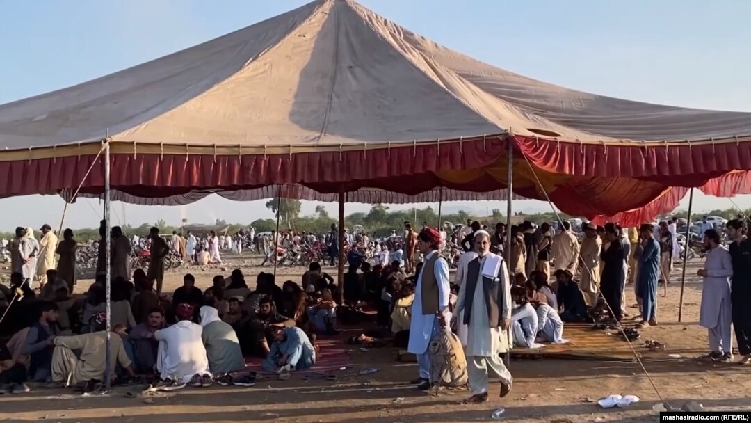 د پي ټي اېم غړي او پلویان په خیبر کې د جرګې تر خیمې لاندې ناست دي - د اکتوبر نهمې انځور. 