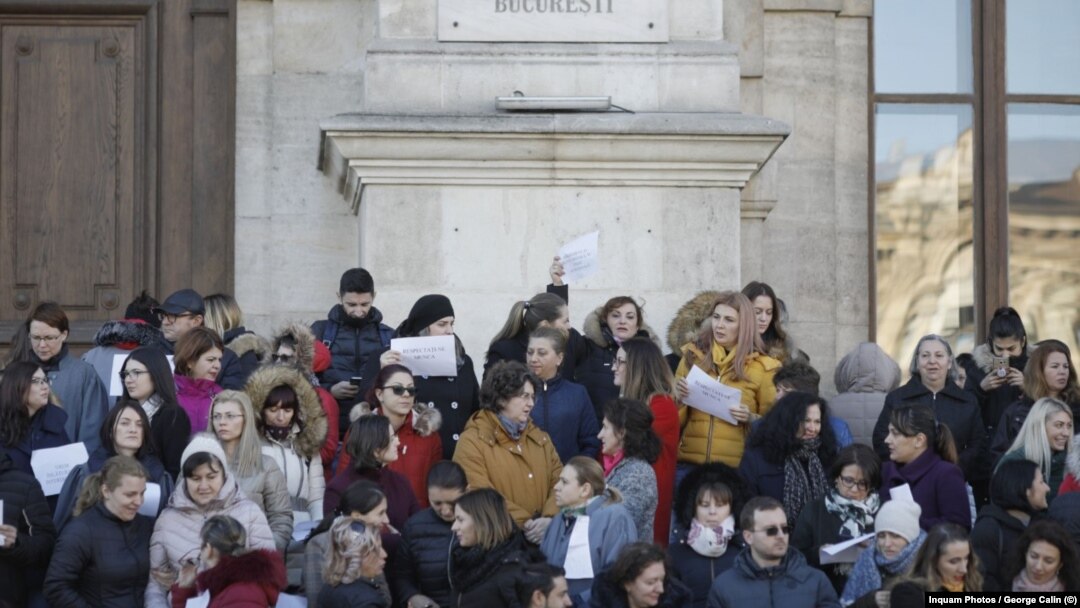 Grefierii au protestat și miercuri, 18 decembrie, în timpul dezbaterilor din Camera Deputaților privind eliminarea pensiilor speciale
