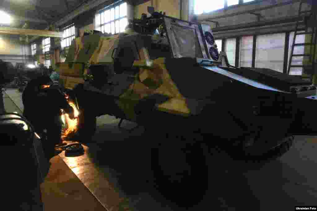 Працівники під час виробництва бронетранспортера «Дозор-Б» на Львівському бронетанковому заводі. Це перша вітчизняна військова техніка, яку вироблятиметься за стандартами НАТО. З цією метою у Львові керівництво ДК «Укроборонпром» та чеської компанії підписали Меморандум про співпрацю. Львів, 17 грудня 2015 року