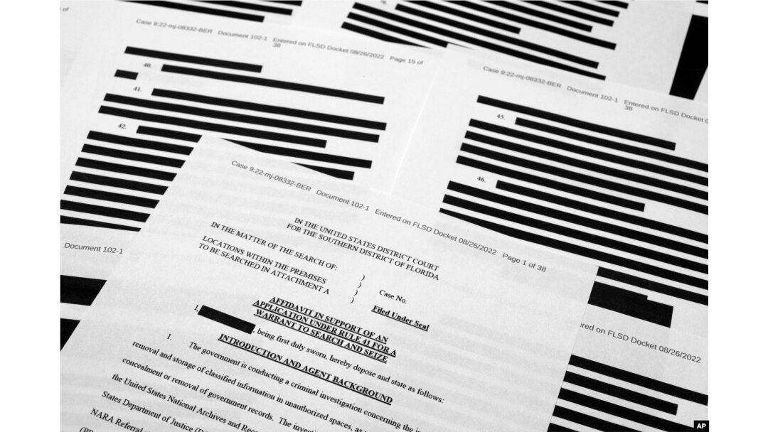 Documentul în baza căruia a fost percheziționate reședința lui Donald Trump. Acesta a fost cenzurat pentru a proteja martorii și a nu periclita desfășurarea anchetei.