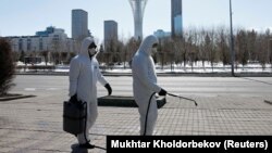 Нур-Султон кўчаларида дезинфекция ишларини амалга ошираётган ишчилар, 2020 йил 24 марти.