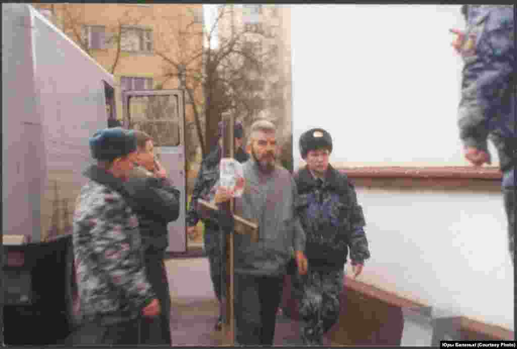 Актывіст КХП БНФ Уладзімер Юхо, шматгадовы рупліўца Курапатаў. На фота Ўладзімер Юхо падчас затрыманьня міліцыяй 9 лістапада 2001 году за абарону Курапатаў. 