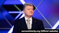 У ДБР заявили 20 грудня, що п’ятому президенту України Петру Порошенку повідомили про підозру в державній зраді та сприянні терористичним організаціям