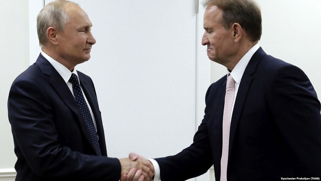 Президент Росії Володимир Путін (л) та один із лідерів проросійської партії «Опозиційна платформа – За життя» Віктор Медведчук, Владивосток, 5 вересня 2019 року