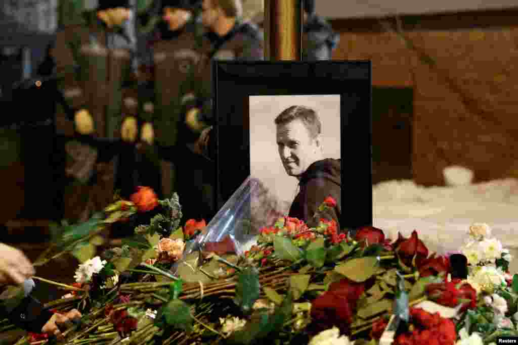 Алексей Навальный, по информации российских властей, умер в колонии "Полярный волк" в ЯНАО 16 февраля. В заключении о его смерти сказано, что политик скончался от естественных причин. Сторонники Навального считают, что его убили. За время своего заключения он больше 300 дней провёл в ШИЗО. На похороны Навального в Москве 1 марта пришли десятки тысяч людей.