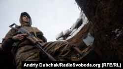 Український солдат в окопі на передовій позиції української армії під Золотим-4