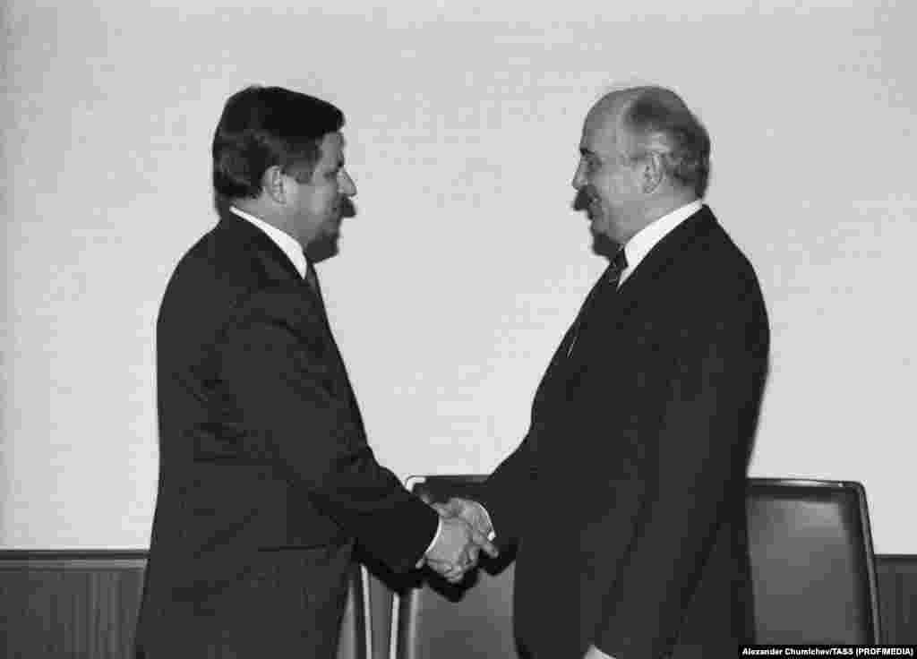 Немет во время встречи с Горбачевым в Кремле, 3 марта 1989 года. Новое руководство в Кремле позволило государствам-сателлитам Советского Союза следовать своим путем в рамках так называемой «доктрины Синатры» по названию песни Фрэнка Синатры My Way