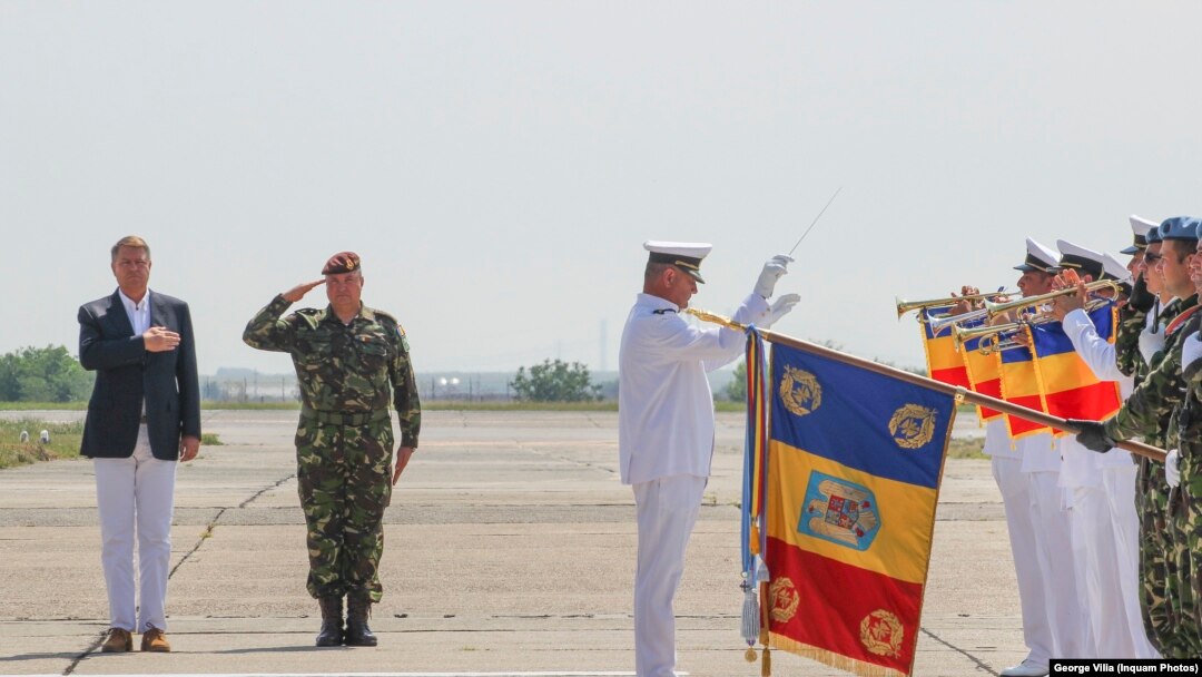 Klaus Iohannis în fața Armatei.