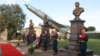Памятное мероприятие в честь российского летчика <a href="https://en.wikipedia.org/wiki/Roman_Filipov#:~:text=Roman%20Nikolayevich%20Filipov%20(Russian%3A%20%D0%A0%D0%BE%D0%BC%D0%B0%CC%81%D0%BD,Syria%2C%20on%203%20February%202018." target="_self">Романа Филипова</a> на авиабазе Хмеймим недалеко от Латакии. Февраль 2023 года.<br />
<br />
Спутниковые снимки, сделанные 13 декабря, показывают, что Россия, по-видимому, <a href="https://dcyh5l5lgidpq.cloudfront.net/a/syria-russia-hmeimim-military-equipment-withdrawal/33239263.html" target="_self">вывозит </a>технику с базы Хмеймим после недавнего свержения своего союзника, президента Башара Асада