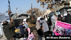 په کابل کې د طالبانو د حکومت سرتېري د ښځو مظاهره تیت و پرک کوي - پخوانی انځور.