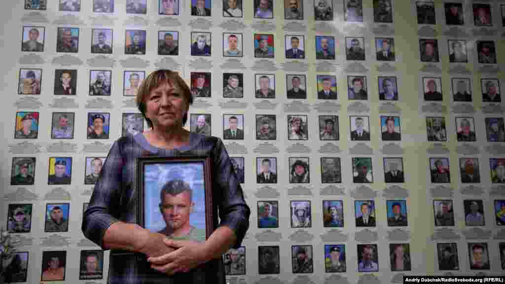 Нина Брановицкая, мать погибшего «киборга» Игоря Брановицкого, выразила сожаление, что чествование прошло, как всегда, «без официальных персон»