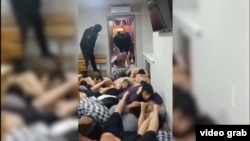 O înregistrare video care a devenit virală pe rețelele sociale arată cum migranți kârgâzi sunt forțați să se târască pe podea și să se întindă unii peste alții în timpul unui raid al poliției, la Moscova. 