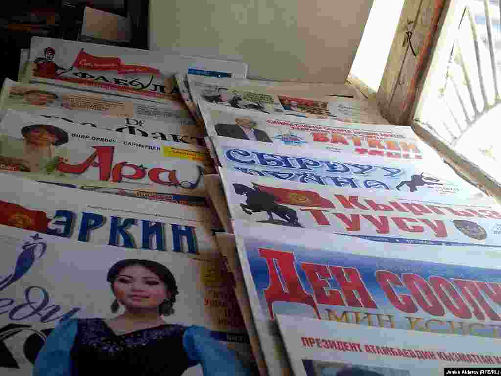 Гульмира отмечает, что в последнее время уменьшается число читающих газеты. 