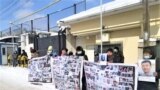 Шинжаңда абакта отурган туугандарын бошотууну талап кылган нааразылык чарасына чыккан казактар Кытайдын консулдугунун алдында. Алматы шаары. 2021-жылдын 26-февралы.