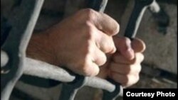 طبق تحریم‌های تجاری آمریکا علیه ایران، شهروندان آمریکا از صدور کالا و فن‌آوری به ایران و یا ارائه خدمات تحریم شده به این کشور منع شده‌اند.