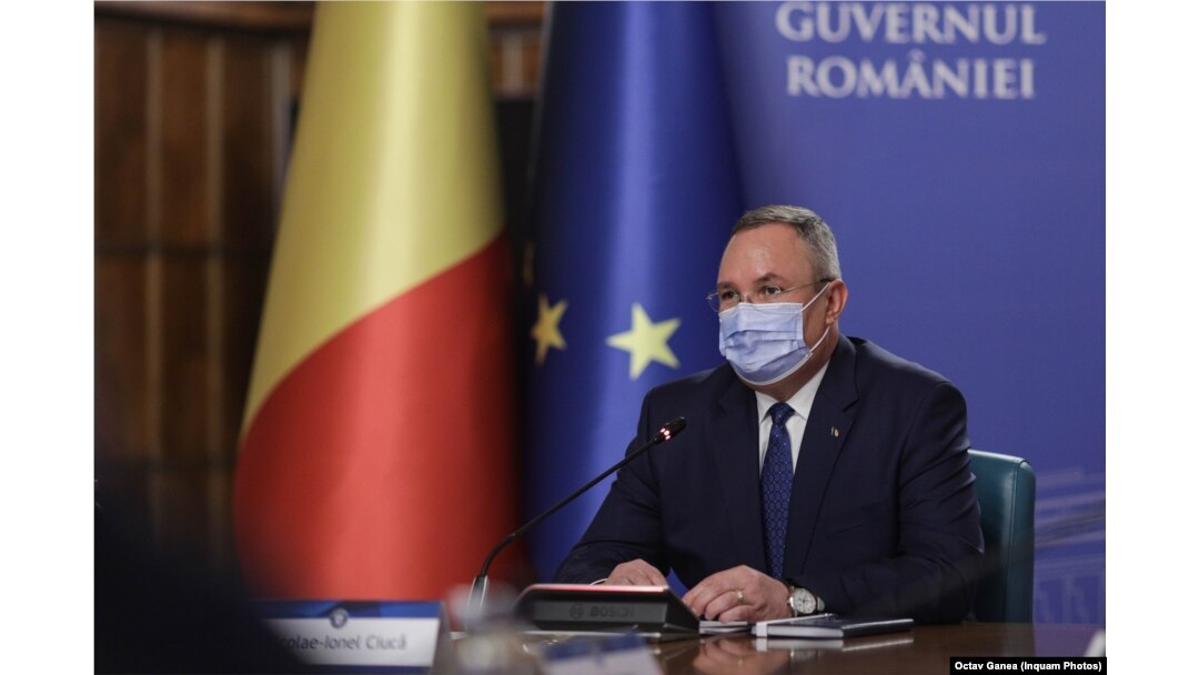 Premierul Nicoale Ciucă a dezmințit în ședința de guvern unele știri false despre vârsta de pensionare. Nici el, nici liderii PSD și PNL nu au clarificat ce se va întâmpla cu proiectul de lege care permite munca până la 70 de ani și interzice cumulul pensiei cu salariul.