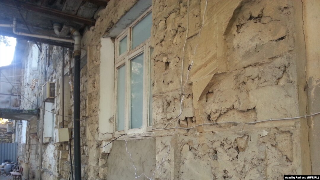 “Bir gün bina uçacaq, altında qalacağıq”