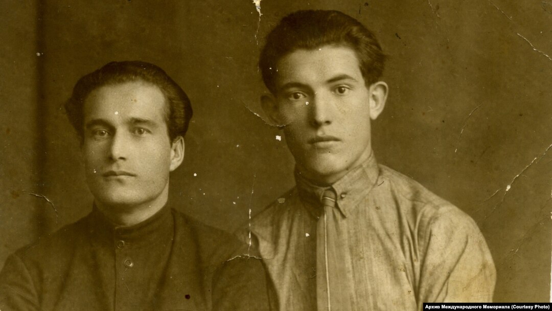 Otac Roze Šovkrinskaje, Jusup (desno), uhapšen je 1937. i umro je u logoru Gulag nekoliko godina kasnije.