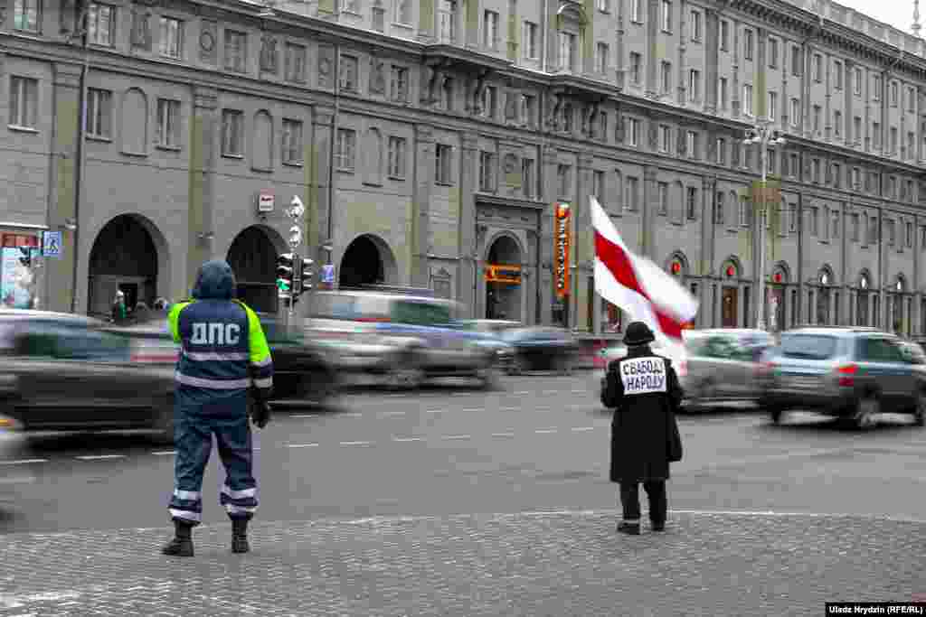 Актывісты пачалі зьбірацца на Кастрычніцкай плошчы каля 12.00. На фота — Ніна Багінская