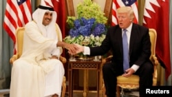 Дональд Трамп (п) і емір Катару шейх Тамім бін Хамад ат-Тані (л) зустрічалися лише два тижні тому, 21 травня 2017 року