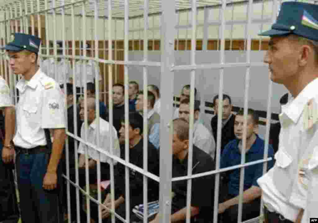 15 андижанских обвиняемых в терроризме в Верховном Суде Узбекистана в сентябре 2005 года.