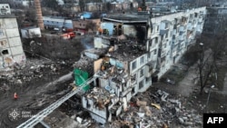 Fotografia arată consecințele unei rachete rusești asupra orașului ucrainean Poltava.