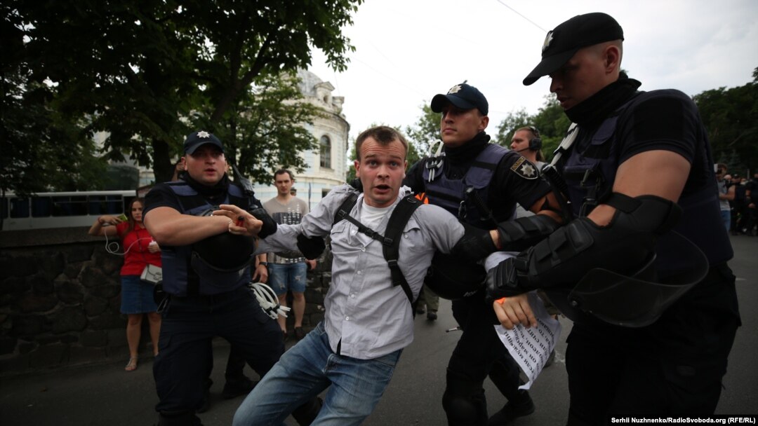 Нацполіція затримує учасника акції протесту проти «Маршу рівності» у Києві 17 червня 2018 року