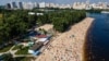 Переповнений пляж у столичному Гідропарку, липень 2024 року
