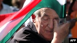 Чоловік витирає сльози під час протесту в Будапешті під посольством Словаччини проти ухвалених словацьким парламентом доповнень до закону про мови нацменшин. 1 вересня 2009 р.