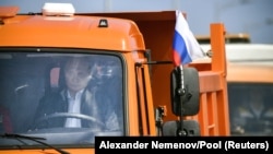Президент Росії Володимир Путін на «Камазі» проїхався Керченським мостом в окупований Крим із сусідньої Росії, 15 травня 2018 року