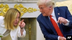 Прэзыдэнт ЗША Дональд Трамп сустракаецца з прэм’ер-міністаркай Італіі Джорджай Мэлёні ў Авальным кабінэце Белага дому. 17 красавіка 2025 году