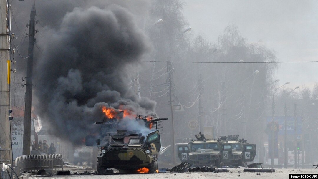 Ova fotografija zabilježena 27. februara 2022. prikazuje ruski oklopni transporter u plamenu tokom borbe sa ukrajinskim oružanim snagama u Harkovu.