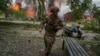 Волчанск шаарындагы украин аскеринин артындагы үй орус күчтөрүнүн аба соккусунан өрттөнүп жатат.