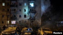 Вид на житловий будинок, пошкоджений російським безпілотником у Харкові, Україна, 3 квітня 2025 року