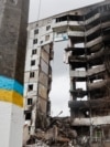 Через Бородянку пролягав основний шлях наступу російських військ на Київ у 2022 році. Такий вигляд мали знищені військами Росії житлові багатоквартирні будинки по вулиці Центральна у квітні 2022 року (ліворуч) та квітні 2025-го (праворуч).<br><br>Oдин зі зруйнованих будинків демонтовано, інший чекає висновку будівельної експертизи