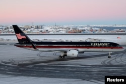 Самолет президента США Дональда Трампа приземляется в Нууке, Гренландия, 7 января 2025 года