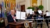 Прэзыдэнт Дональд Трамп трымае падпісаны выканаўчы ўказ, а маладыя людзі трымаюць копіі ўказу, падпісанага ім у Белым доме. Вашынгтон, 20 сакавіка 2025 году