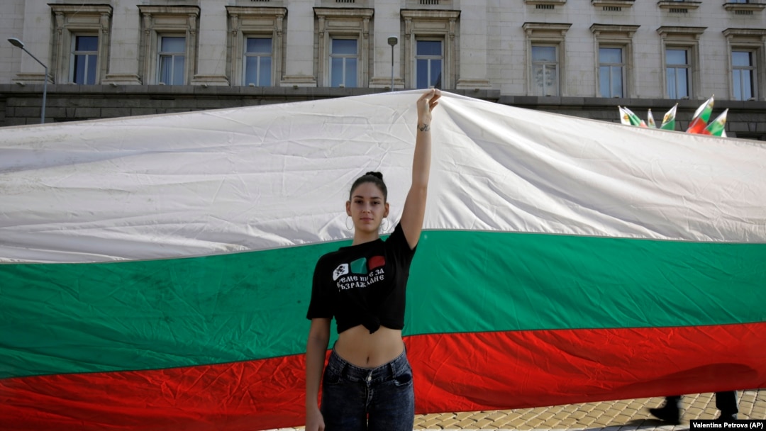 Djevojka drži ogromnu bugarsku zastavu tokom protesta u septembru 2020. ispred zgrade parlamenta u Sofiji.