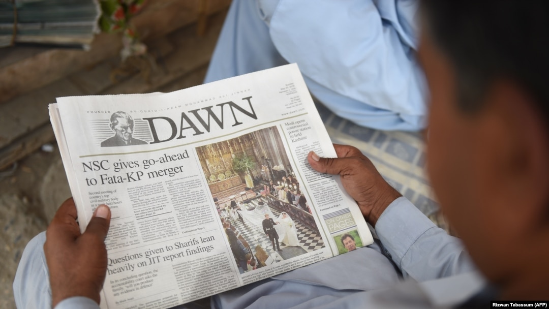 U Karačiju Pakistanac čita primjerak novina Dawn (Zora) na engleskom jeziku. Reporteri bez granica osudili su otežanu distribuciju najstarijeg pakistanskog lista nakon što je objavljen kontroverzni intervju s premijerom Navazom Šarifom. 
