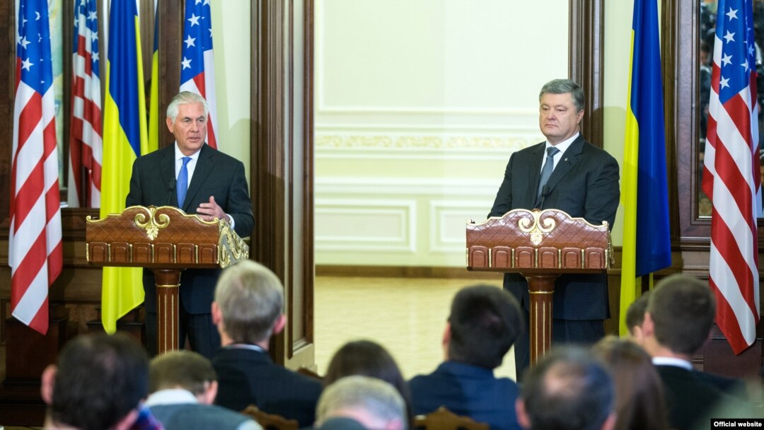 Президент України Петро Порошенко і держсекретар США Рекс Тіллерсон (ліворуч). Київ, 9 липня 2017 року
